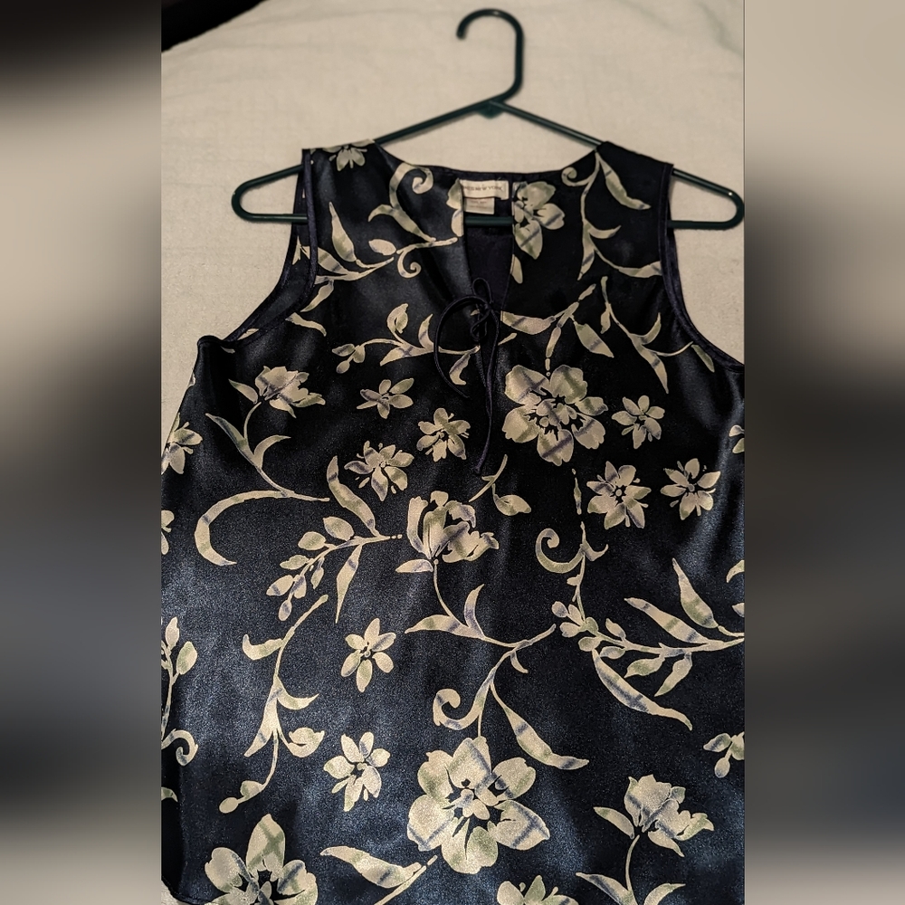 Jones New York 100% polyester blouse size medium dark navy blue & white
